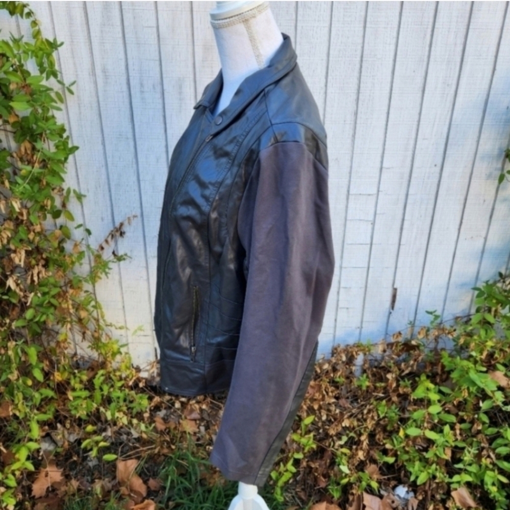 Torrid Faux Leather Bomber Jacket Womens 2 2x Plus No Hood Deep Black Front Zip - Picture 3 of 4